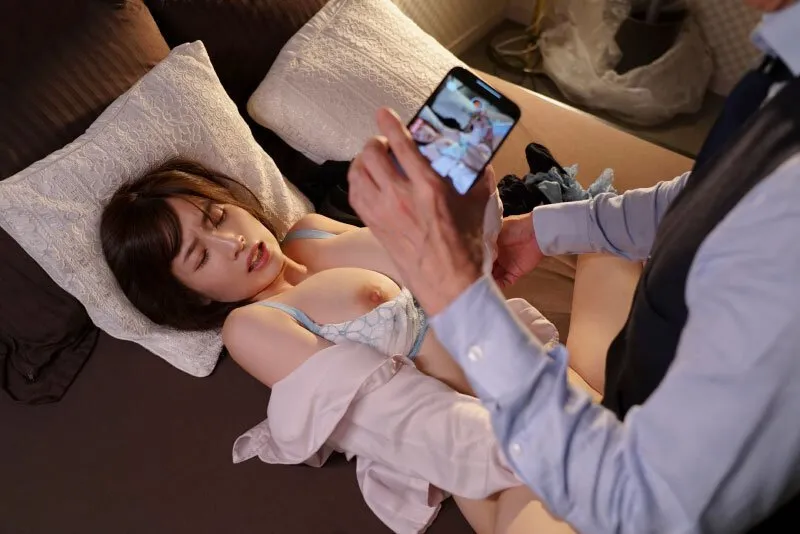 Tiền bối chuốc thuốc em thư ký bắt nắc cả đêm khi đi bàn việc làm ăn xa